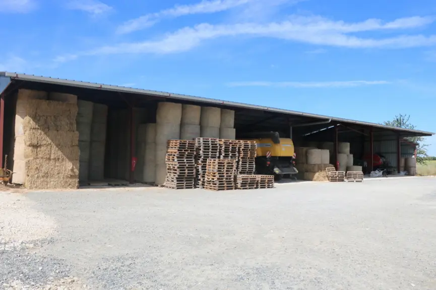 Suite à l'incendie du hangar de stockage en 2016, les éleveurs ont installé des sondes thermiques pour surveiller la température des bottes et éviter