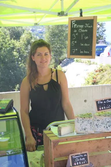 Clémence Frison, 22 ans, a adapté sa fromagerie à l'organisation de son système. Avec une estive éloignée de sa ferme, elle gagne en flexibilité avec