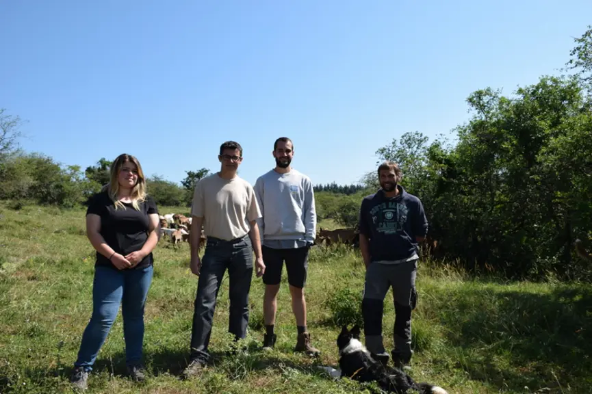 Les trois associés du Gaec de La chèvre de Russilly, Philibert Gonot, Laurent Descombin et Lucie Zins, avec Alexis Peulson, apprenti, ont créé un outi