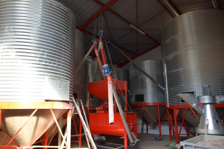 « Pour la fabrication du concentré maison, nous avons inclus une armoire de commande. Avant les grains étaient stockés à plat et nous chargions au sea