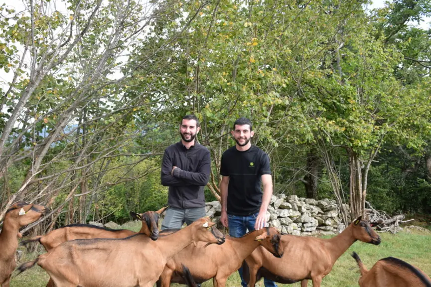 Les deux frères, Régis et Thomas Chaléac, bientôt associés sur l'exploitation fondée par le plus jeune il y a deux ans.