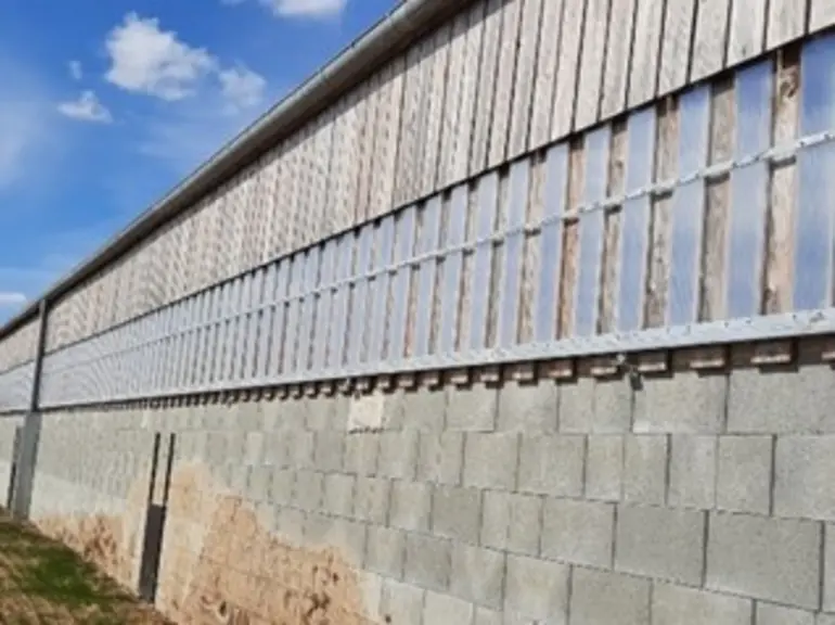 Les plaques de polycarbonate amovibles sont montées sur des rails de portes coulissantes. Un "U" en fer à l'envers sert de guide en haut.