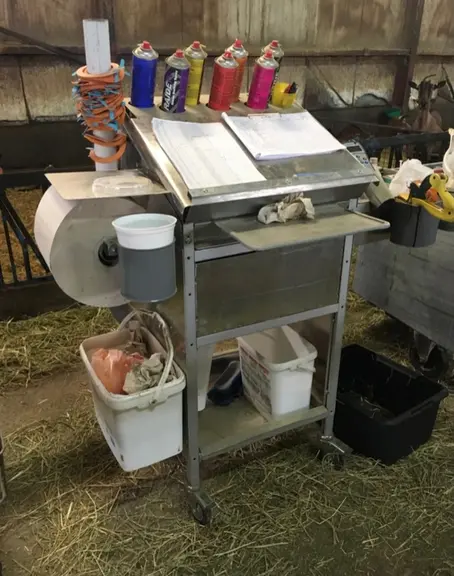 Un chariot où chaque objet est à portée de main et a sa place pour le manier sans tout renverser