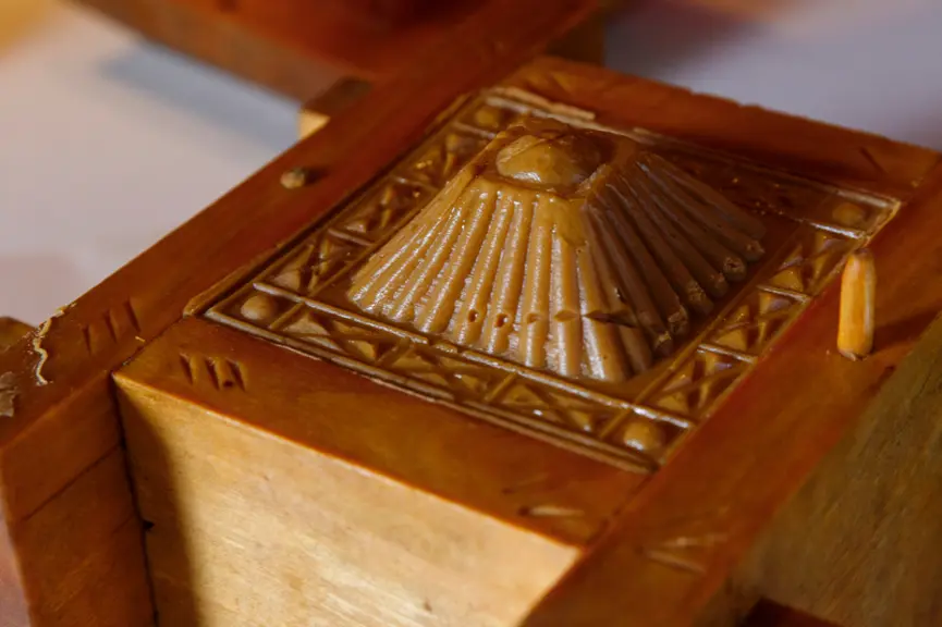 Habituellement, le fromage, prélevé à la spatule en bois, est déposé dans un moule rectangulaire. Pour Noël, des clients ont commandé des Geitost dans