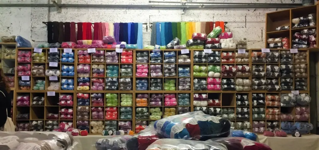 La boutique de la Filature de Fonty regorge de pelotes de couleurs obtenues grâce à son atelier de teinture performant.