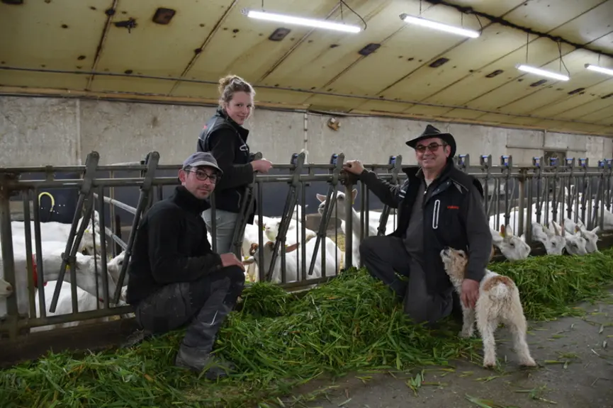 Christophe et Simon Tardet, associés  du Gaec Les Caprins de St Martin, avec leur salariée, Clémence Albert, utilisent toutes les cordes à leur arc po