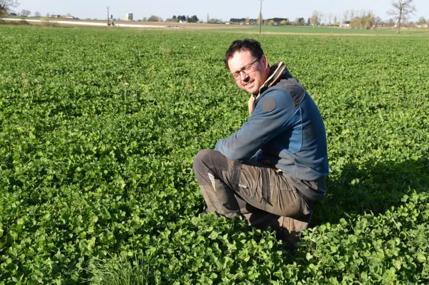 Les 55 ha de prairies temporaires trèfle-luzerne apportent du fourrage vert aux chèvres et supportent bien les sècheresses estivales.