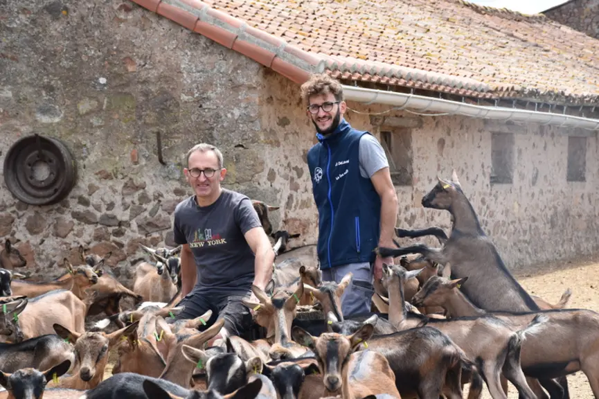 Alain et Léo Drochon travaillent en parfaite entente sur l'exploitation familiale.