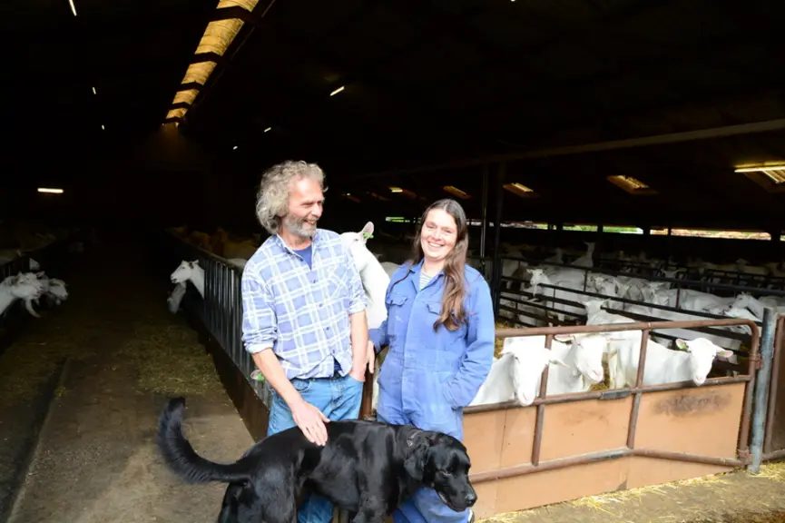 Steef et Ellen Oltheten, avec leur chien Tim, devant la chèvrerie. Installés il y a 25 ans dans l'est des Pays-Bas, le couple vient d'être récompensé