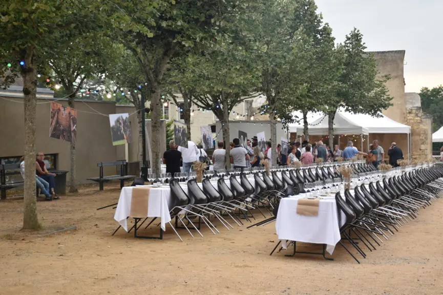 Pour ses 50 ans, l'AOP Pouligny Saint-Pierre a mis les petits plats dans les grands en investissant la cour du château de Naillac au Blanc, rassemblan
