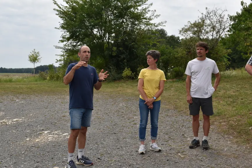 Séverine et Thierry Reulier et Laurent Moreau, les trois associés de la ferme des cabrioles à Fontgombault ont présenté les investissements réalisé sur l'élevage pour une meilleure organisation du travail.
