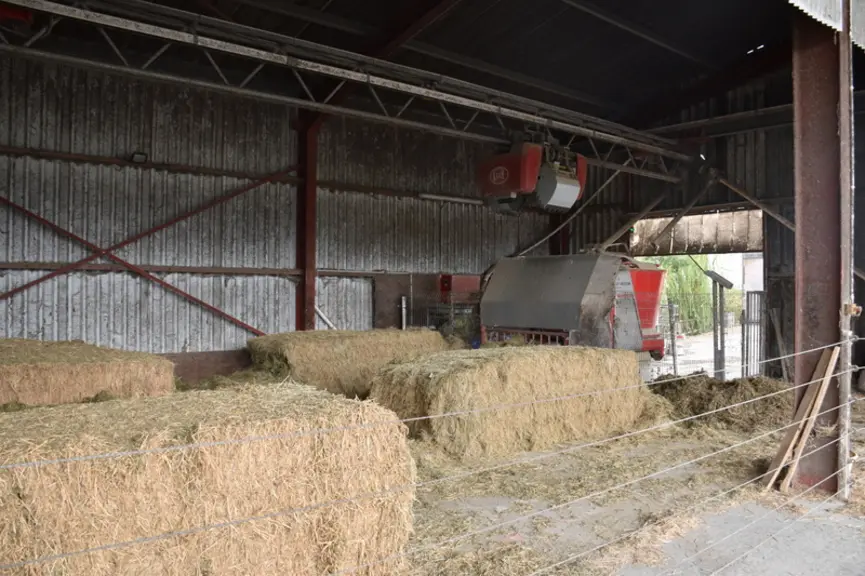 Le robot d'alimentation Lely Vector permet d'alimenter les chèvres avec précision. Les deux frères ont perfectionné le réglage de la distribution au f