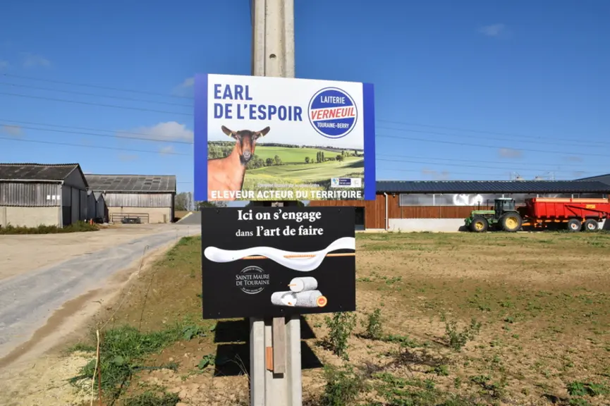 En zone AOP Sainte-Maure de Touraine, l'EARL de l'Espoir livre son lait à la Laiterie de Verneuil.