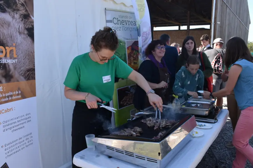 La journée portes ouvertes est l'occasion de montrer aux participants les possibilités autour de la viande caprine en lien avec les projets expériment