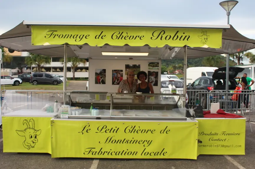 Les fromages et yaourts sont vendus sur les marchés, et dans des magasins.