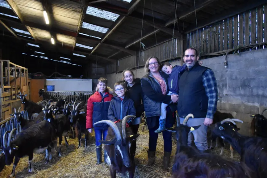 Gwenaëlle et Julien Ravon et leurs quatre enfants, Pierre-Louis, Valentin, Eulalie et Baptistin, sont installés à Saint-Mathurin en Vendée depuis 2011