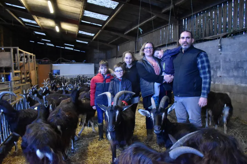 Gwenaëlle et Julien Ravon et leurs quatre enfants, Pierre-Louis, Valentin, Eulalie et Baptistin, sont installés à Saint-Mathurin en Vendée depuis 2011