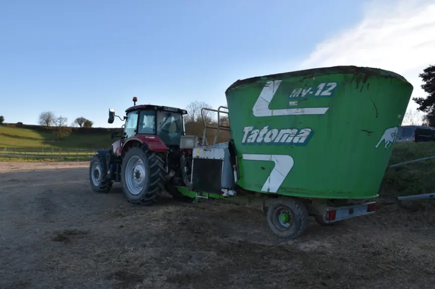 Le bol mélangeur, acquis il y a 10 ans, distribue chaque jour la ration mélangée commune aux chèvres et aux vaches allaitantes. Une simplification du
