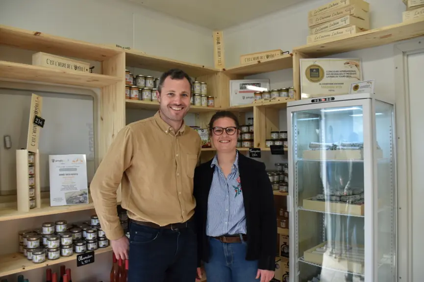 Sébastien Duboc, fondateur d'Amalt'Up, et sa compagne, Maeva Rouablé, dans la boutique de la ferme de La Biche qui commercialise maintenant les fromag