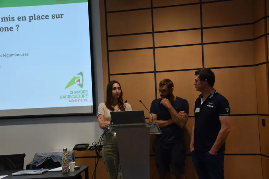 Eleveurs et leur conseillère présentent les enjeux du changement climatique pour leur région