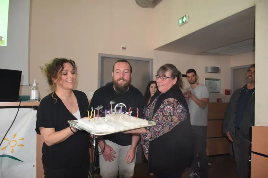 Karine Mourier-Duvigneaud et Nicolas Revol, l’ancienne et le nouveau président du syndicat du Picodon, soufflent les bougies sur un fromage en forme d