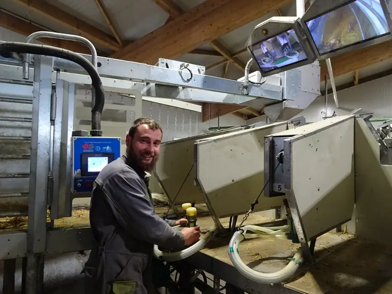 éleveur dans salle de traite rotative chèvre
