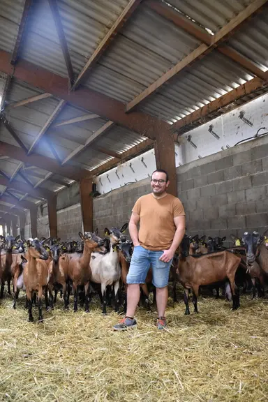 Alexandre Germain, associé depuis dix ans avec ses parents dans l'EARL de La Brissonnière, prépare leur départ en retraite et l'installation de son fr