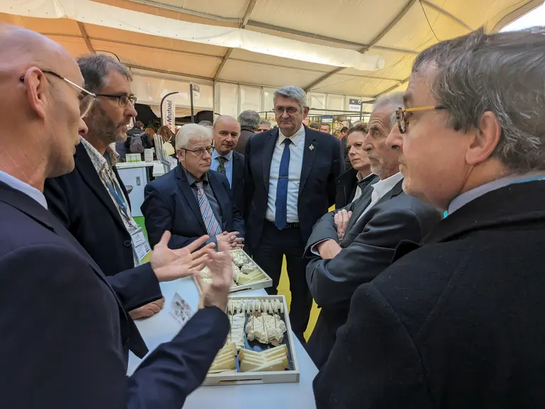 Inauguration du salon Capr'Inov 2023 avec officiels et représentants de la filière caprine devant un plateau de fromages de chèvre