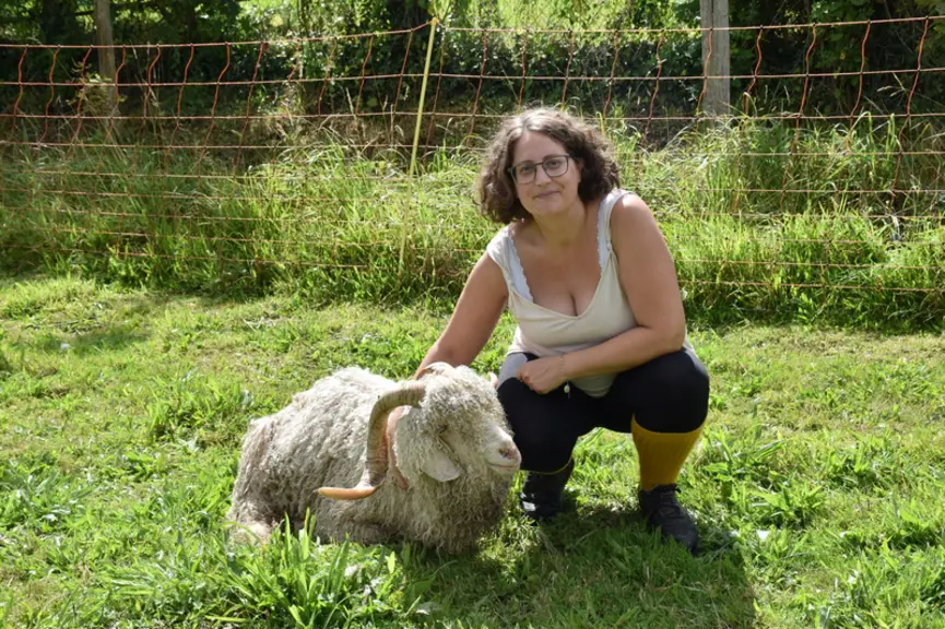 éleveuse avec chèvre angora