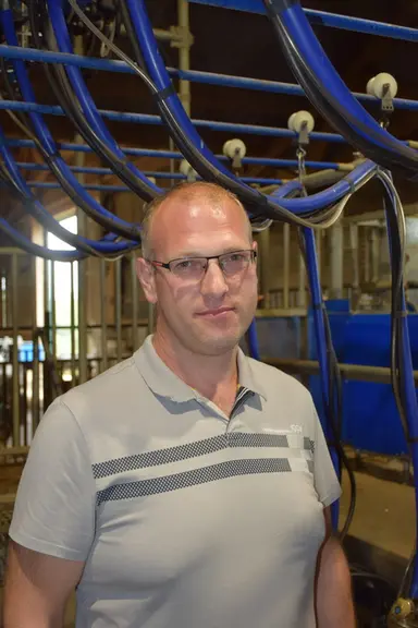 Gregory Gilbert dans sa salle de traite