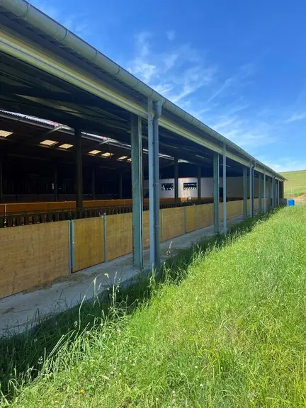 Bâtiment ouvert avec rideau et végétalisation
