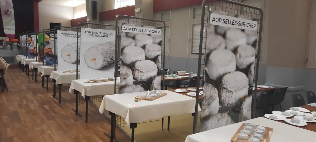 Tables de dégustation au concours de fromages de Selles-sur-Cher