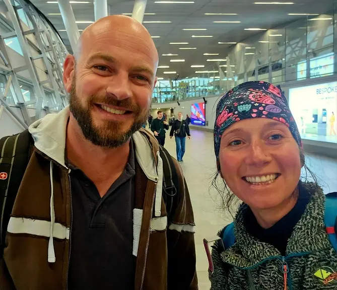 Caroline Joguet et Olivier Danel à l'aéroport