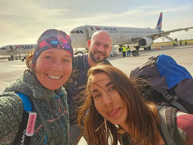 Caroline Joguet et Olivier Danel à l'aéroport avec Lorena la traductrice