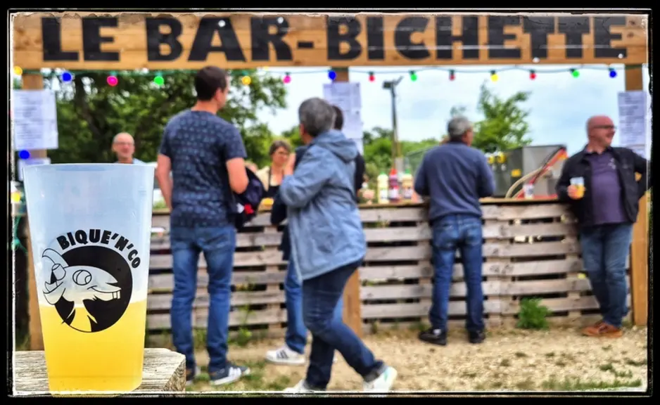 <em class="placeholder">Vue du Bar-bichette et d'une bière</em>