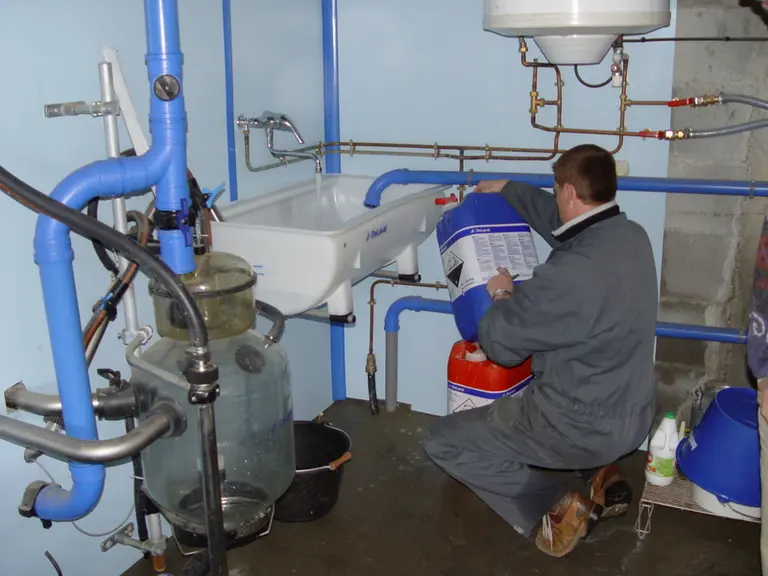 Bidons de produits de lavage à la salle de traite