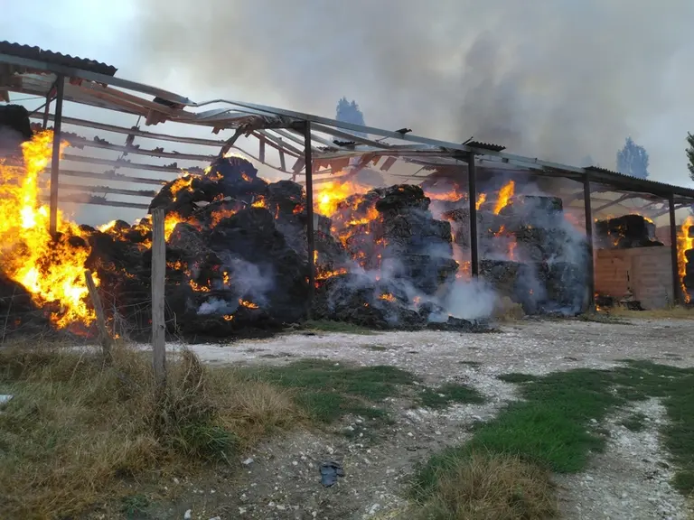 Le hangar de stockage est ravagé par les flammes.