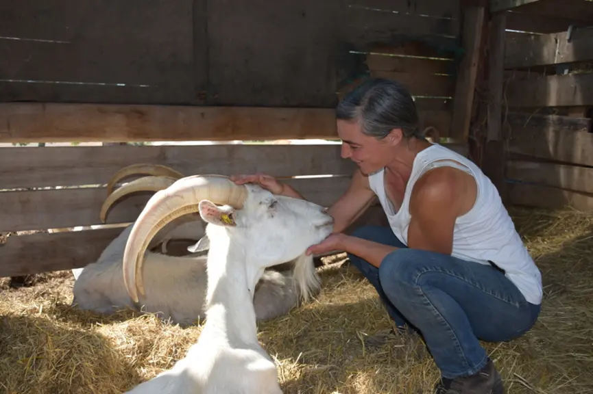 une éleveuse et sa chèvre