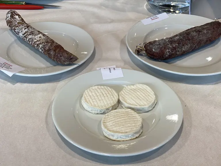 Fromages et charcuterie lors du Concours Saveurs Nouvelle-Aquitaine des fromages de chèvre fermiers et artisanaux