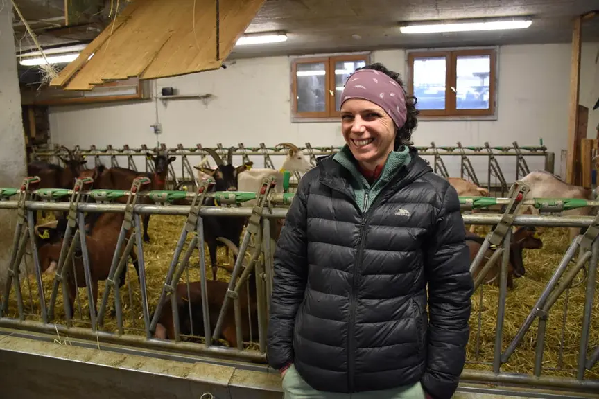Ana Venot dans sa chèvrerie