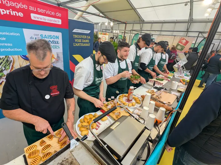 Préparation et découpe de la viande caprine au salon Capr'Inov de Niort