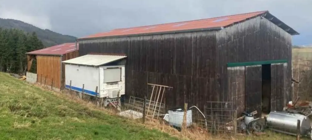Bâtiment de la ferme et caisson d'abattage