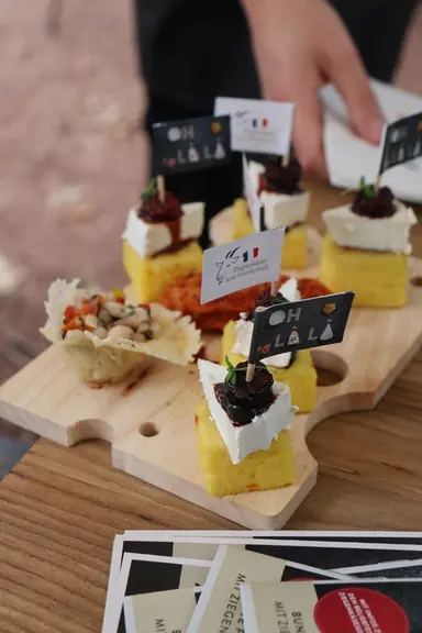 Plateau de dégustation de finger food aux fromages de chèvre, sur le stand de l’ANICAP au Gourmet Festival à Düsseldorf 2025 <