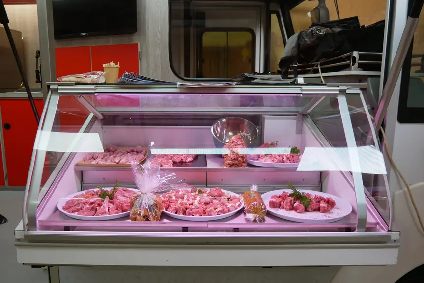 Vitrine avec de la viande de chevreau