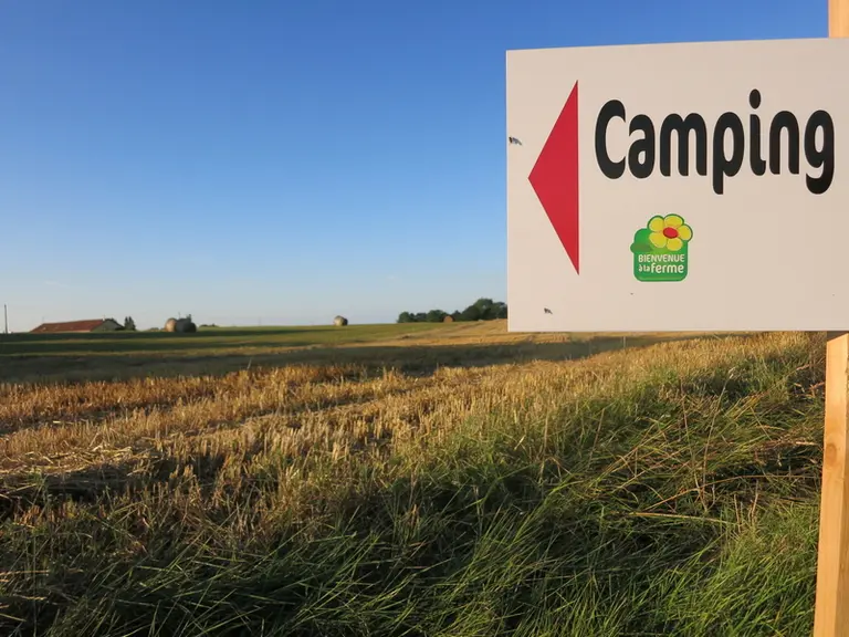 Tourisme agricole. Pancarte de camping du réseau Bienvenue à la ferme. vacances à la campagne. accueil des touristes en zone r