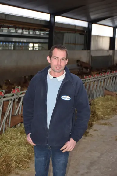 Quentin Vignault dans sa chèvrerie