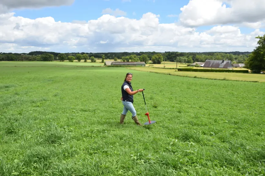 Technicienne mesurant la pousse de l'herbe en Bretagne