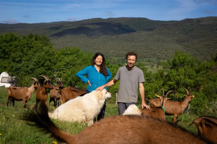 Anila Shallari et Jérémie Parnaudeau sont éleveurs caprins spécialisés dans la production de fromages de chèvre fermiers au lait cru entier en agricul