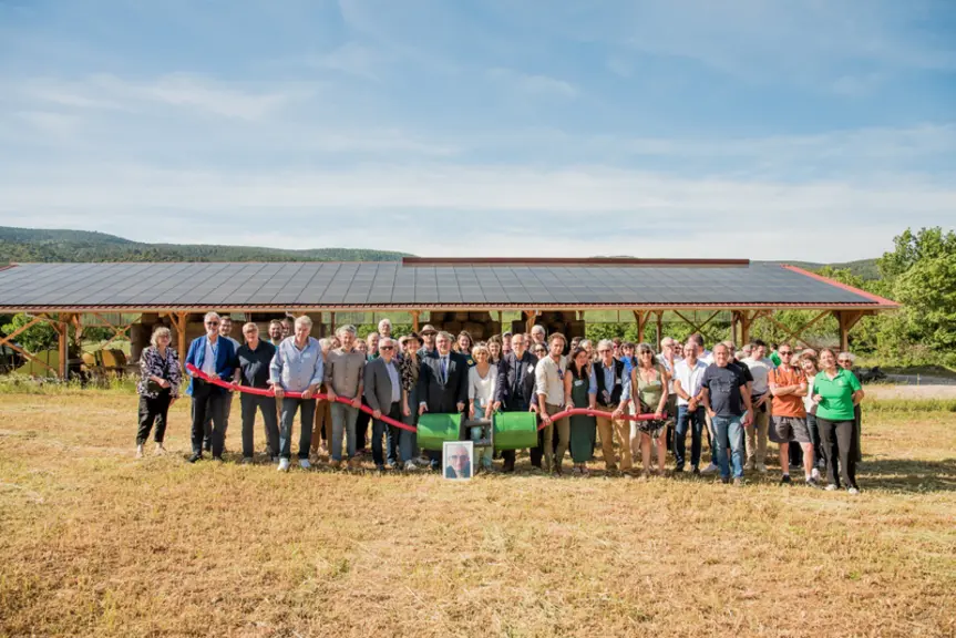 Jérémie Parnaudeau et Anila Shallari et leurs partenaires devant le hangar
