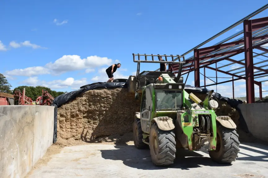 <em class="placeholder">Télescopique devant silo</em>